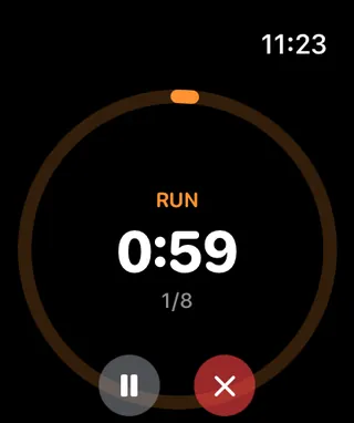 RunRoutes op Apple Watch tijdens een hardloopinterval, met de resterende tijd in een ring.